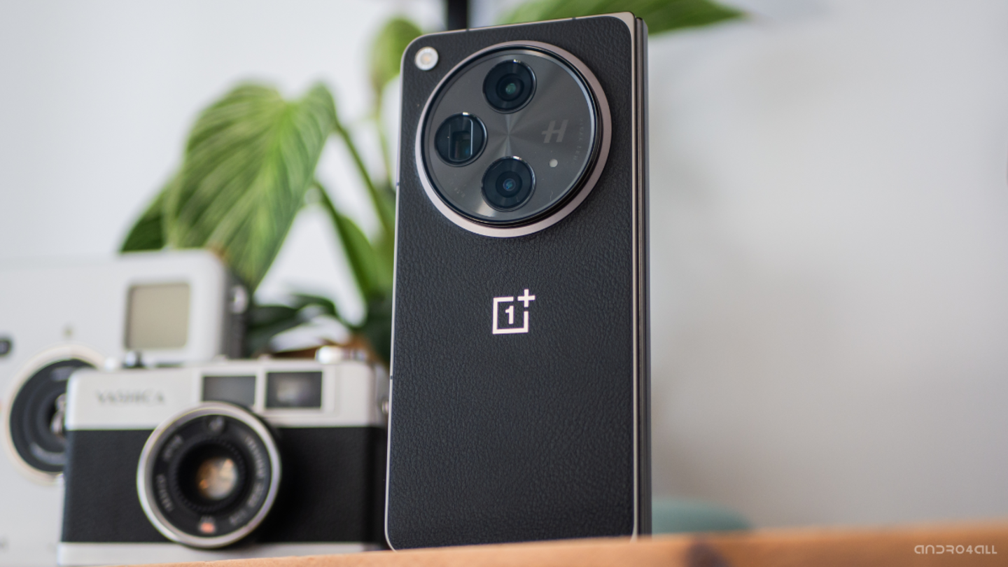 Parte trasera del OnePlus Open negro