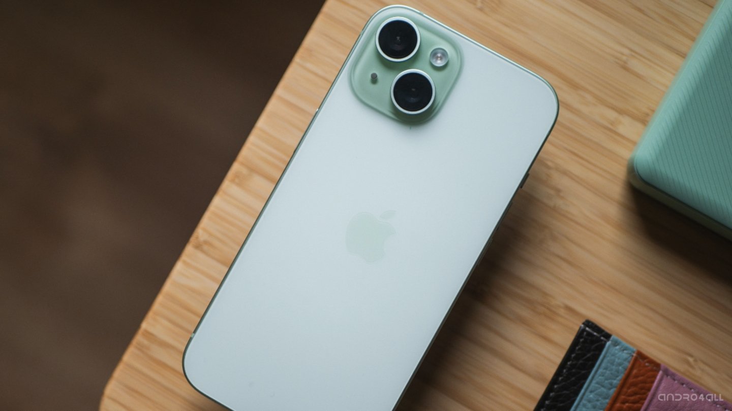 Parte trasera del iPhone 15 en color verde